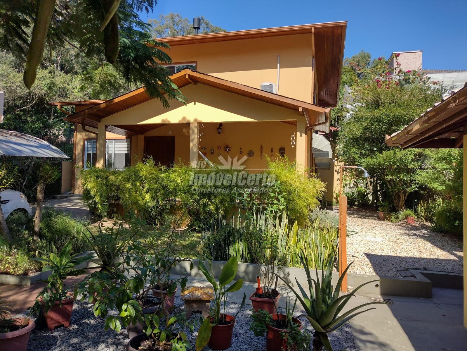 <p>SAMBAQUI - Casa com 2 dormitórios à venda, 201,78 m²+ edicula 24,90 m² por R$ 1.465.000 - Sambaqui - Florianópolis/SC</p>