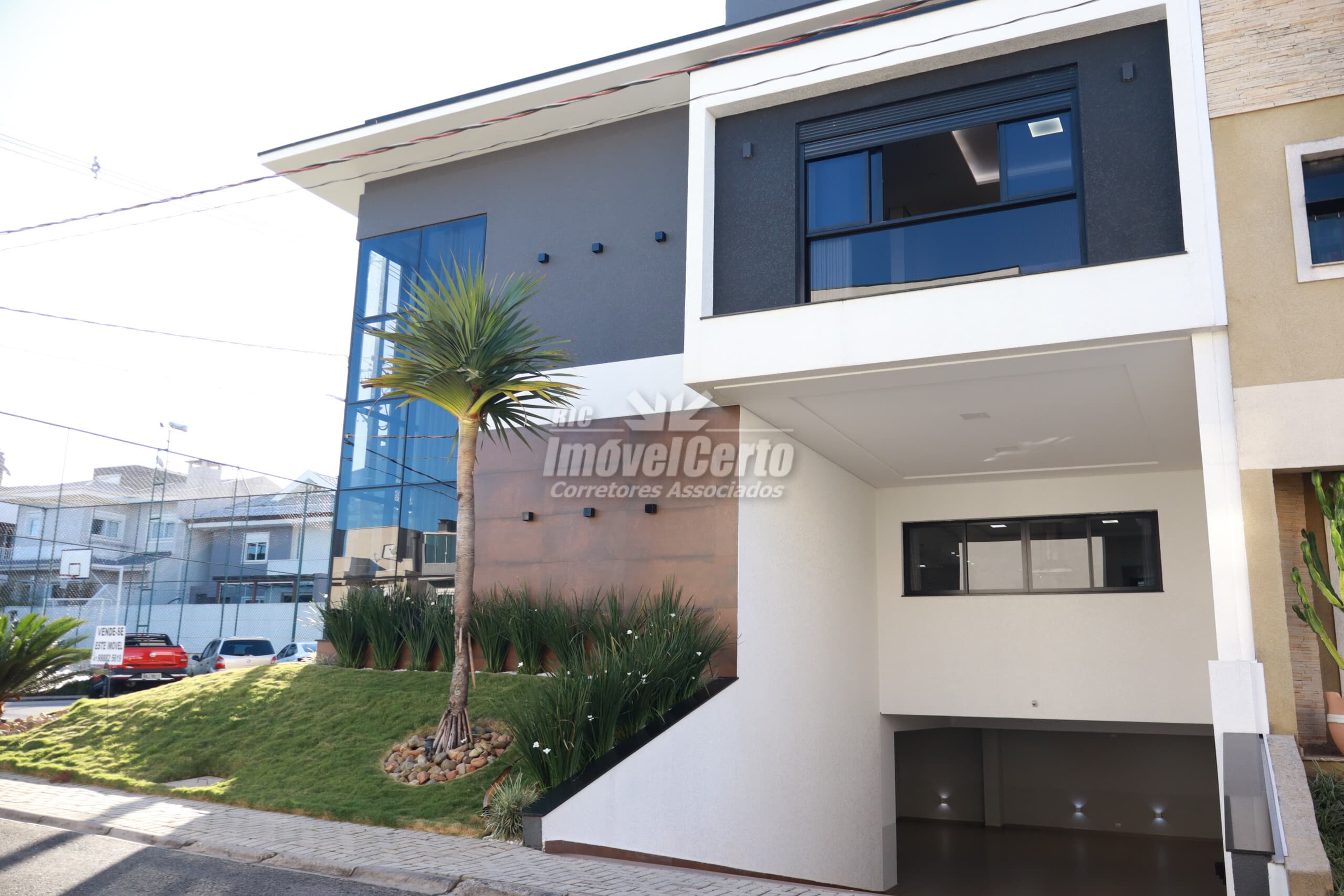 <p>Casa em Condominio Fechado com elevador e ampla garagem no sub-solo, casa com 494 m² 4 suítes e 7 vagas de garagem no Neoville</p>