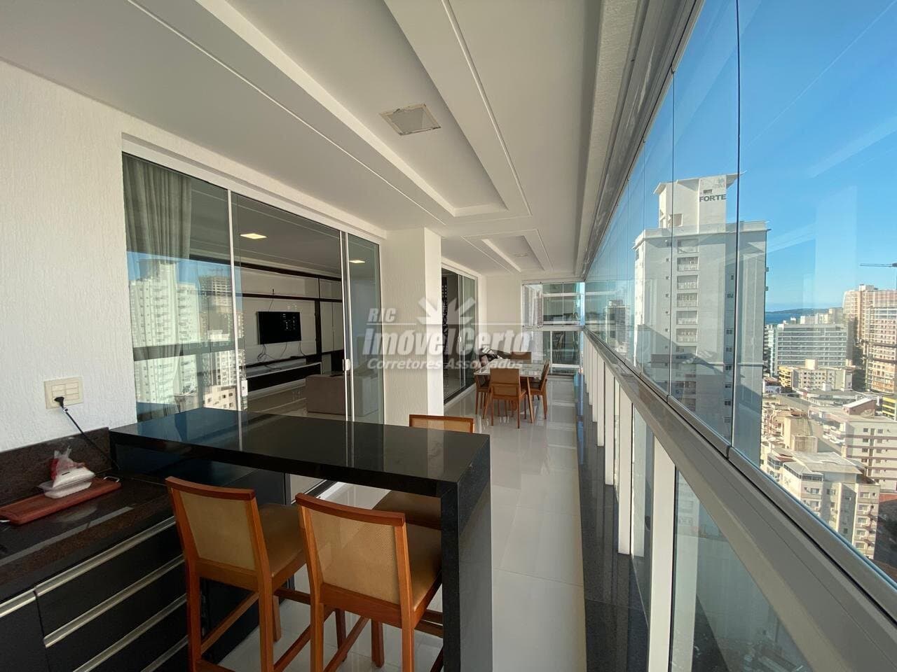 <p>Apartamento mobiliado de 237 m² privativo com 4 suítes e 3 vagas de garagem a 1 quadra da beira-mar</p>