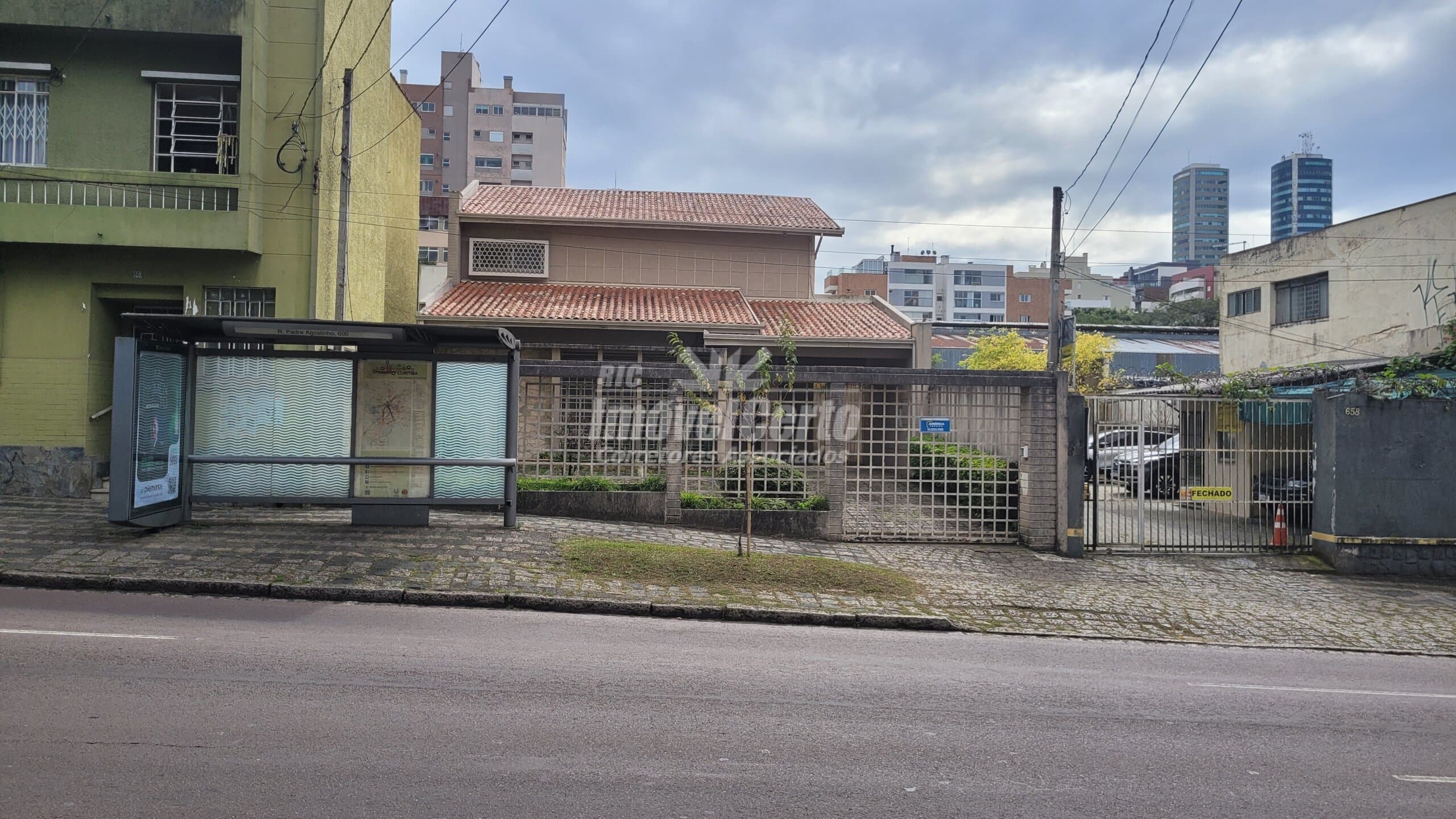 CASA com 3 dormitórios à venda com 322.2m² por R$ 2.700.000,00 no bairro Mercês - CURITIBA / PR