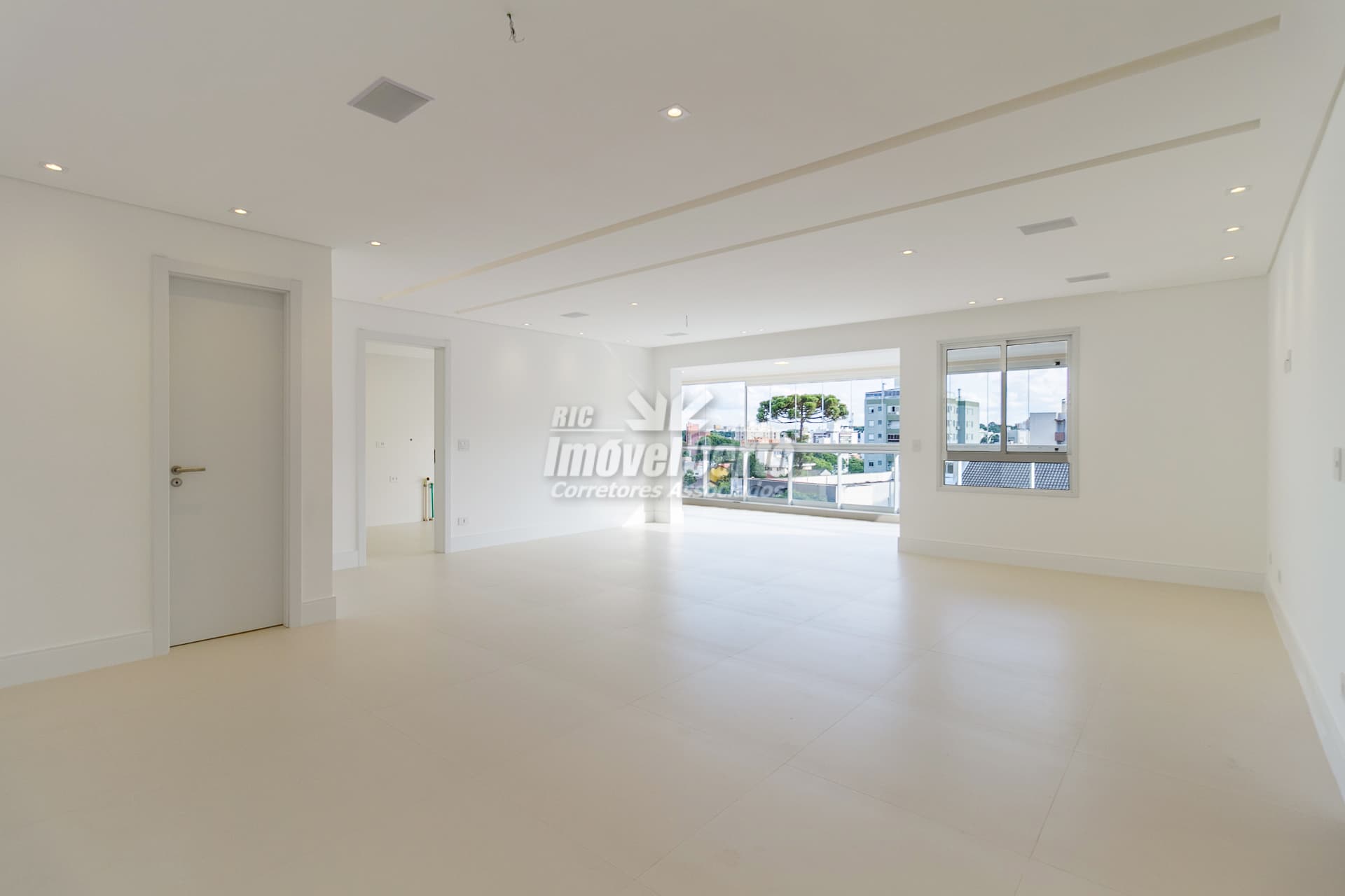 <p>Apartamento com 2 Suítes, condomínio Clube - Água Verde</p>
