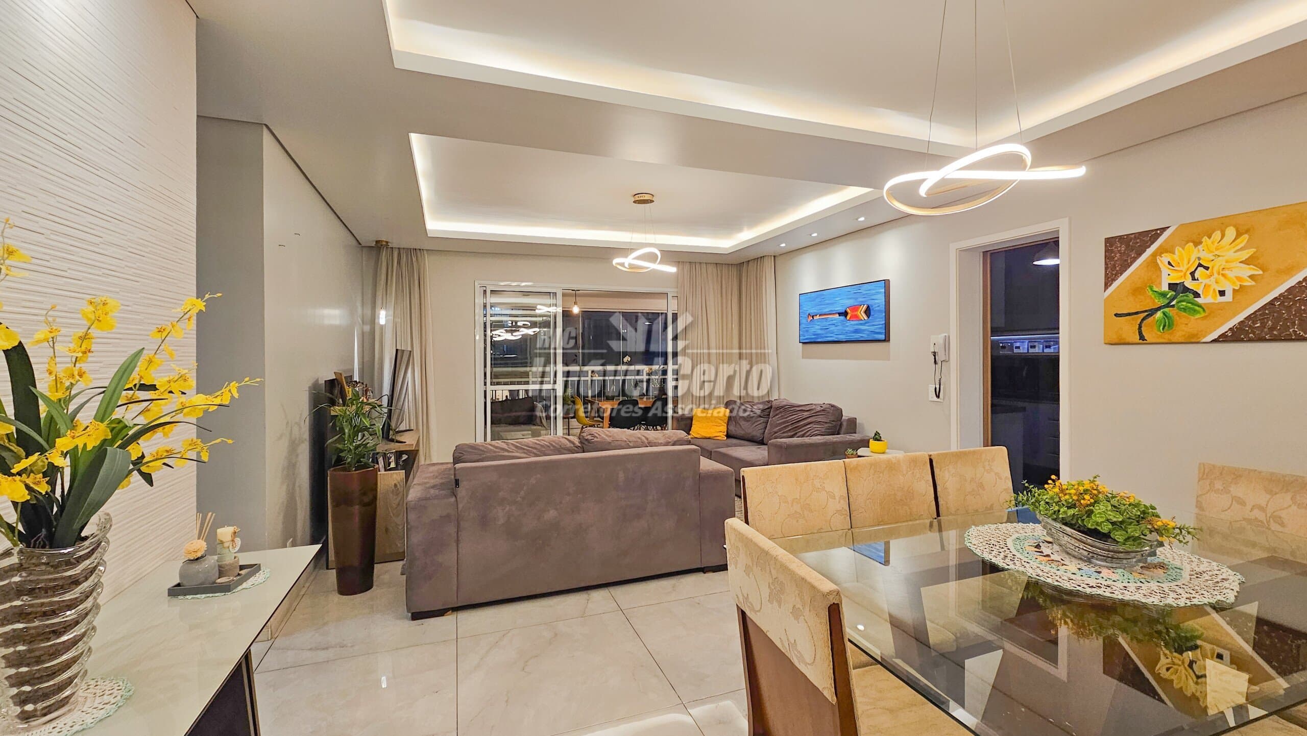 <p>Apartamento semi-mobiliado de 155 m² privativo com 4 dormitórios sendo 3 suítes varanda gourmet e 2 vagas livres de garagem no Portão</p>