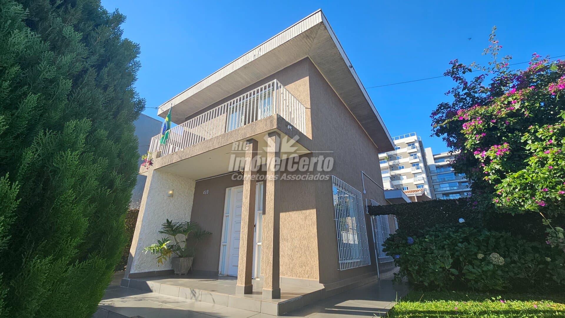 <p>Casa de 240 m² construído com 3 dormitórios sendo 2 suítes e 4 vagas de garagem no Seminário totalmente averbada</p>