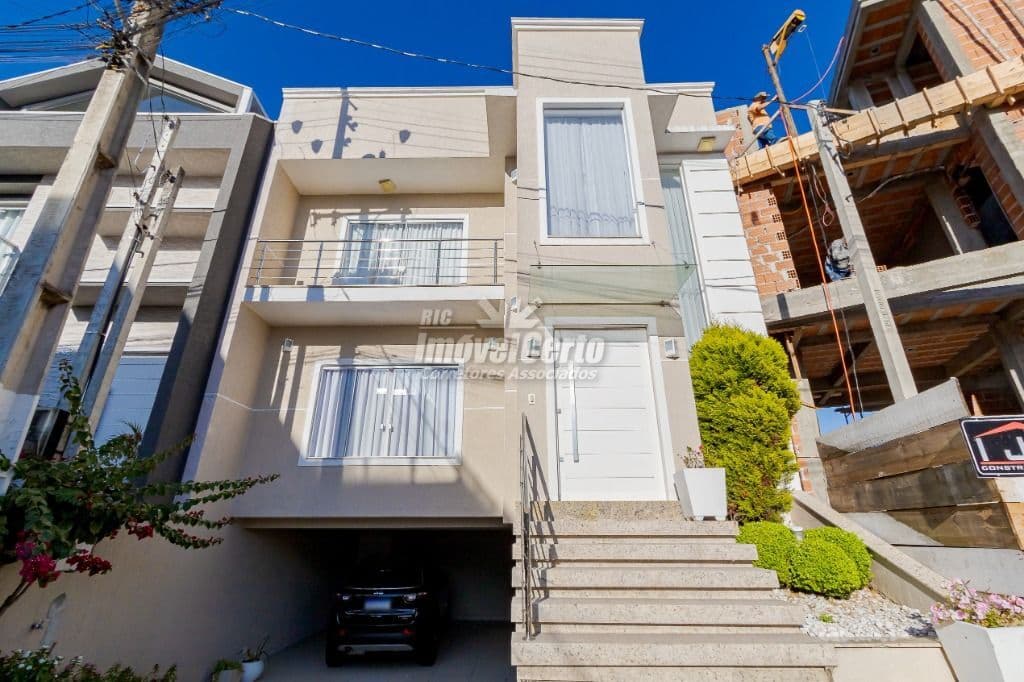 <p>Sobrado no Pinheirinho com 230m² Útil dentro do condomónio - Porteira Fechada </p>