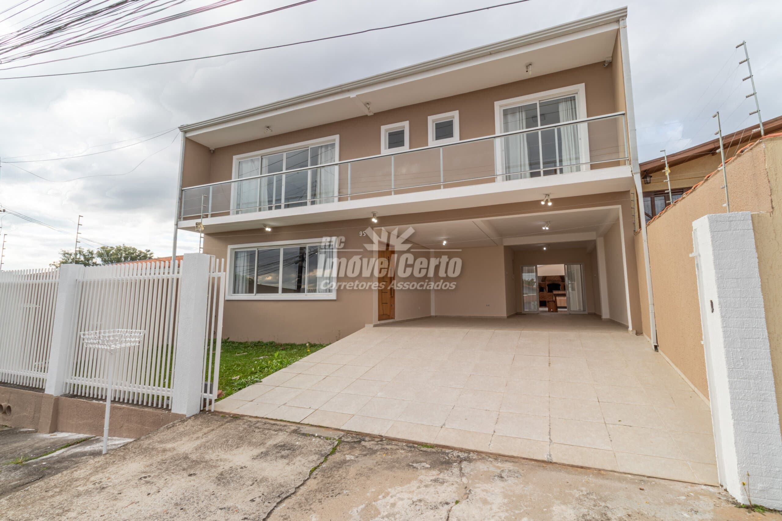 <p>Sobrado de 320 m² com 5 dormitórios sendo 2 suítes com espaço gourmet e 3 vagas de garagem no Bacacheri</p>