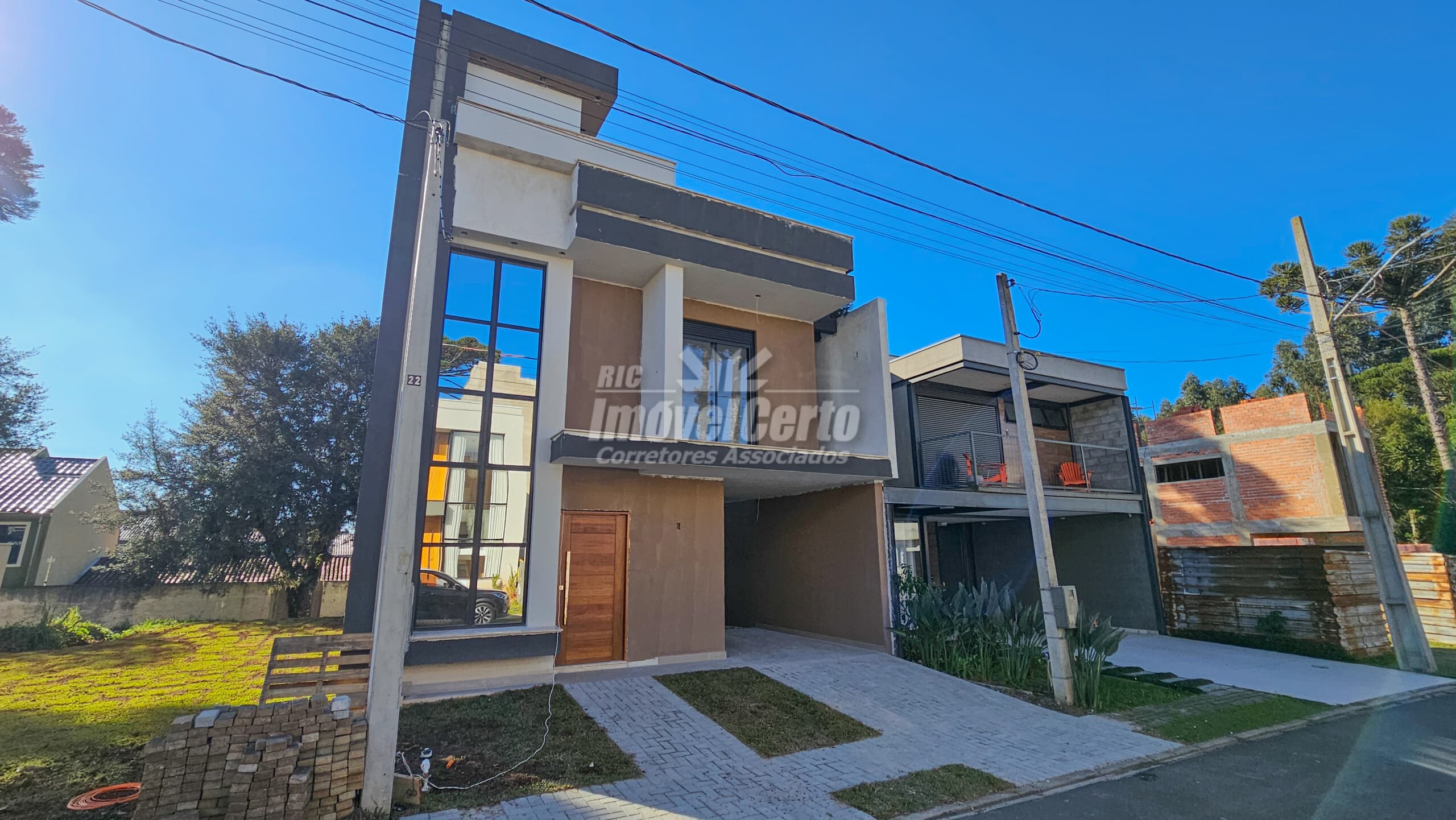 <p>Sobrado de 208 m² construídos em condomínio fechado no bairro Umbará com 4 dormitórios sendo 1 suíte</p>