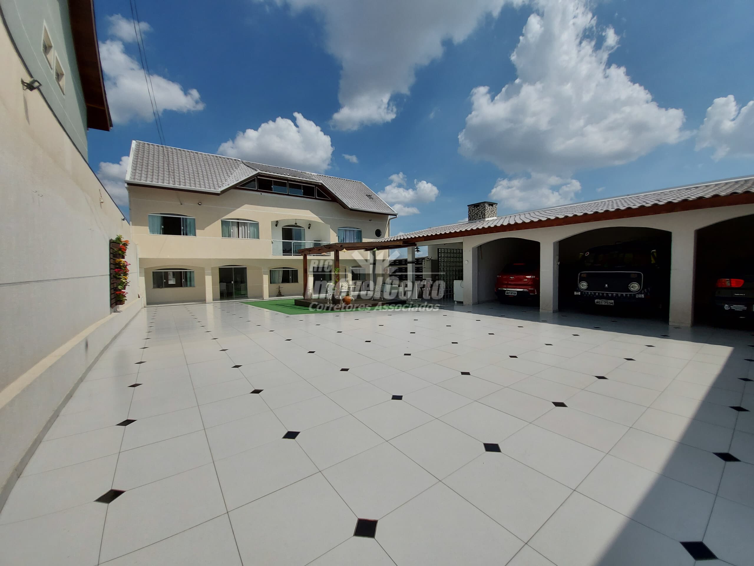 <p>Casa à venda na Rua Doutor Carlos Vicente Laynes de Andrade, número 91, no bairro Campo Comprido em Curitiba/PR. <br /><br /></p>