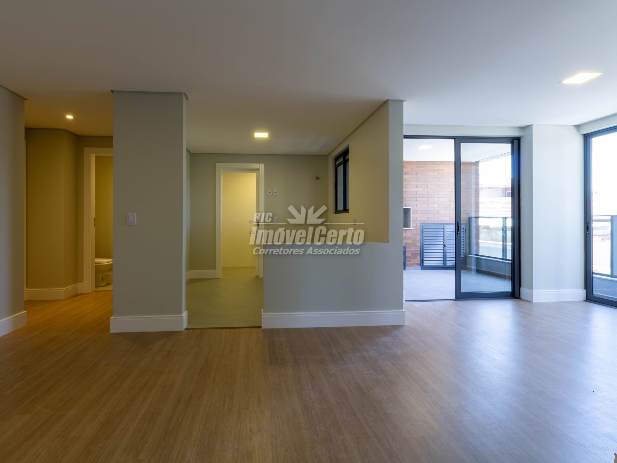 <p>Apartamento à venda no Cristo Rei, 112 m² próximo ao Jardim Botânico com 3 dormitórios e 2 demi-suítes e 2 vagas de garagem, com ótimo padrão de acabamento.</p>