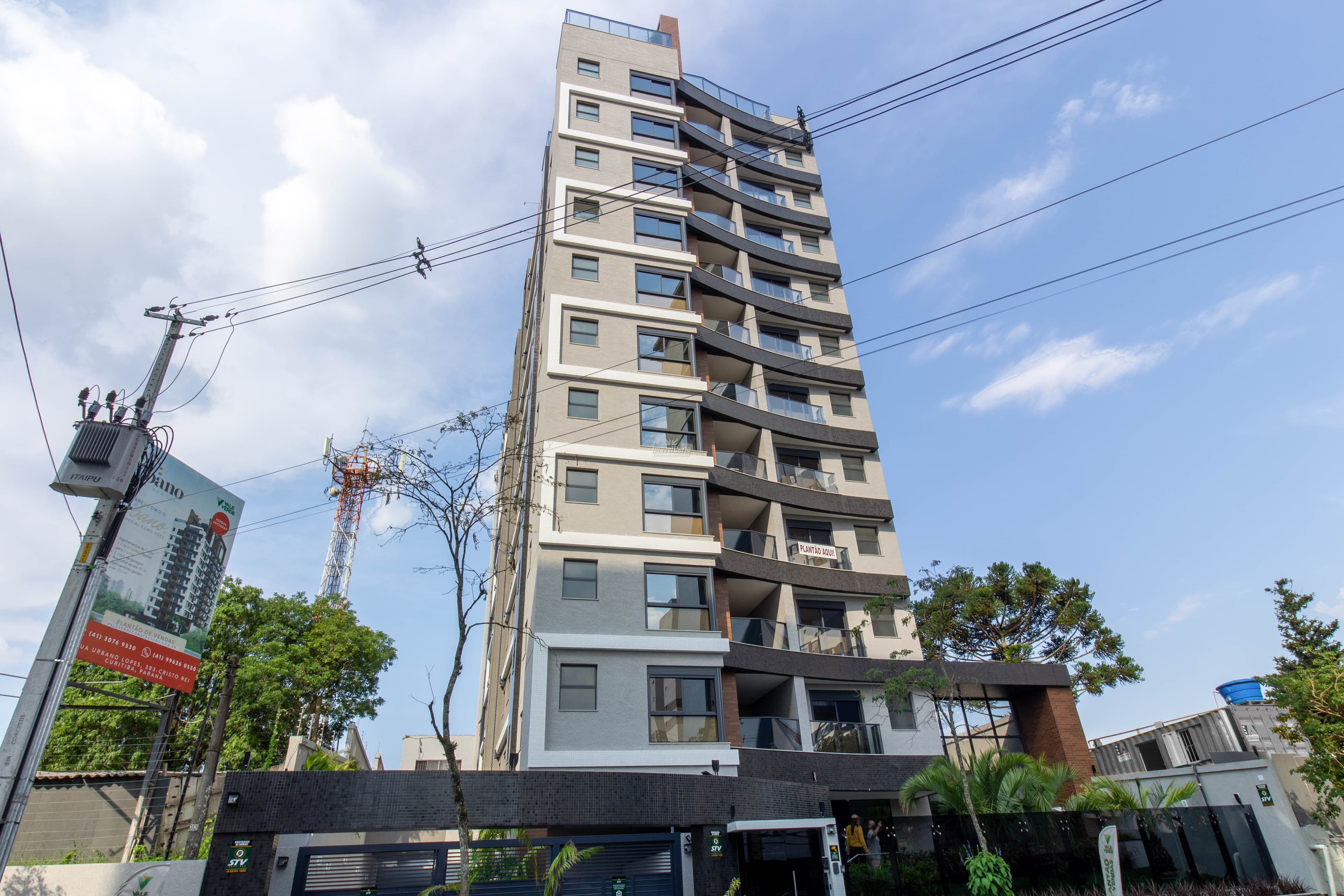 <p>Apartamento de revenda de 111 m² privativo com 3 dormitórios sendo 1 suíte e 2 demi-suítes e 2 vagas de garagem no Cristo Rei próximo ao Jardim Botânico de Curitiba<br /><br /></p>