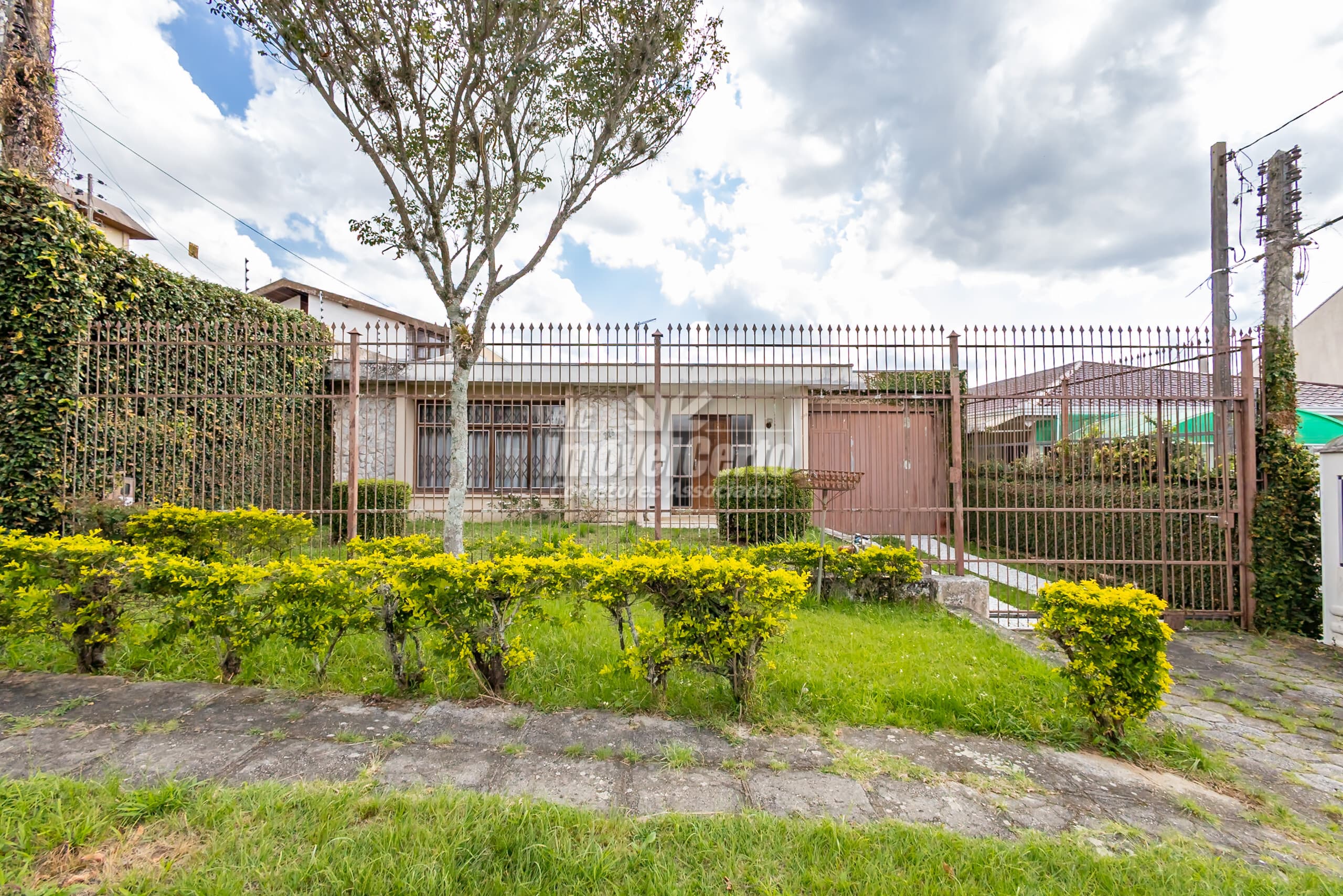 <p>Terreno de 660 m² com 12m de Frente, contendo 2 casas, em Santa Quitéria, Curitiba</p>