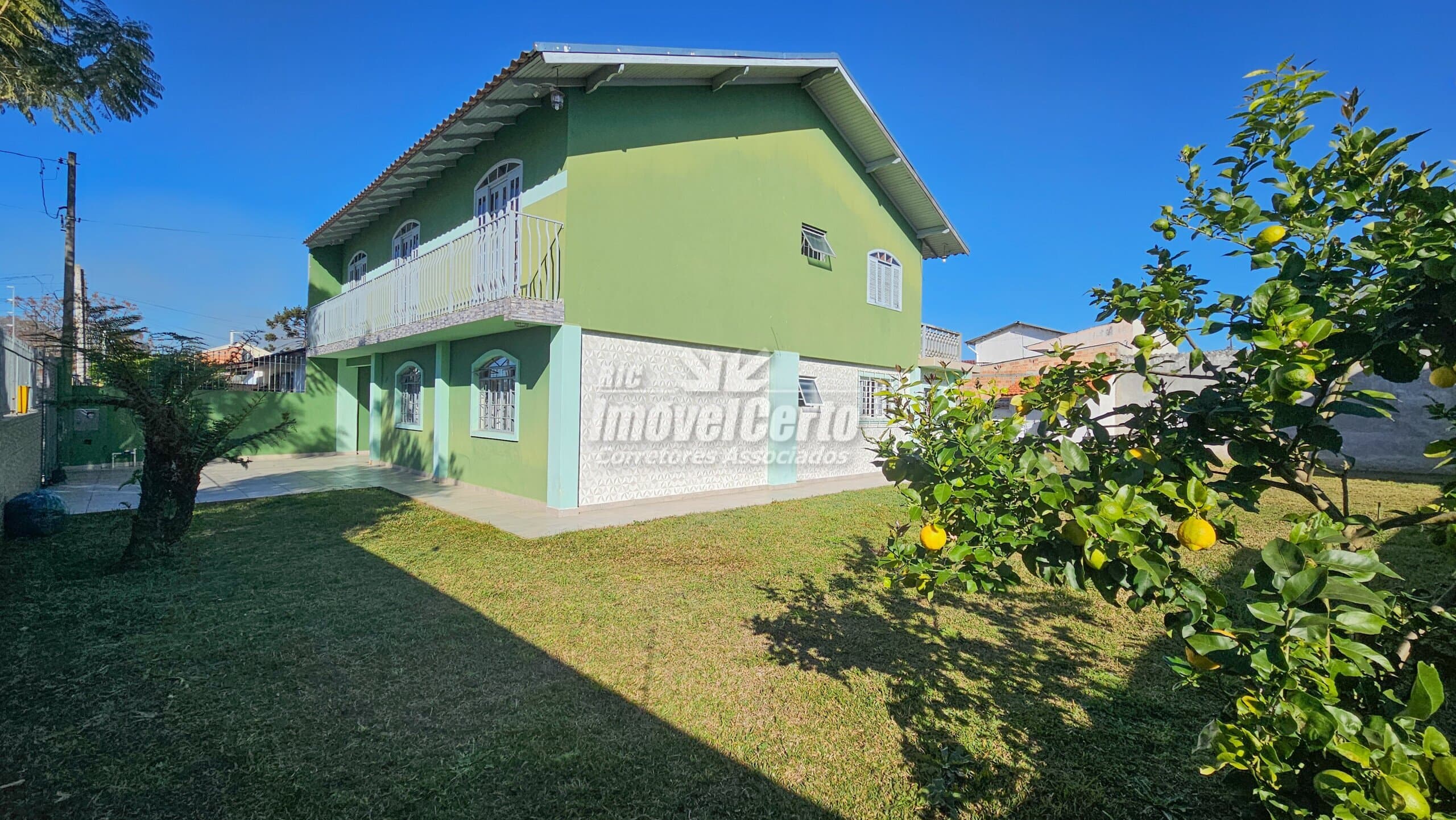 <p>Sobrado de 210 m² com amplo terreno 4 dormitórios sendo 1 suíte e 3 vagas de garagem no Cajuru</p>